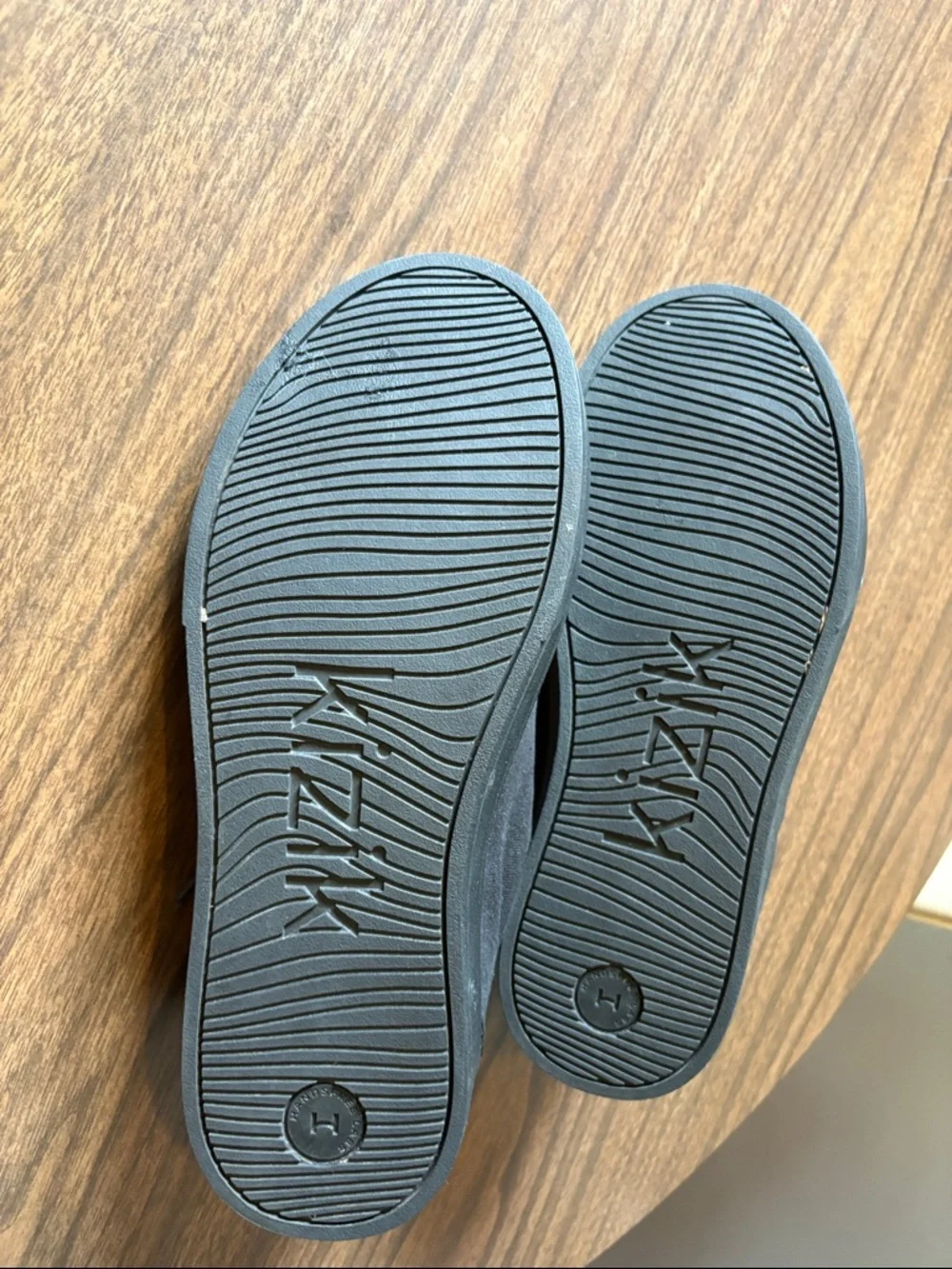 Kiznik Irvine Men’s 9 Women’s 10.5 Black Hands Free Blackout Shoes
